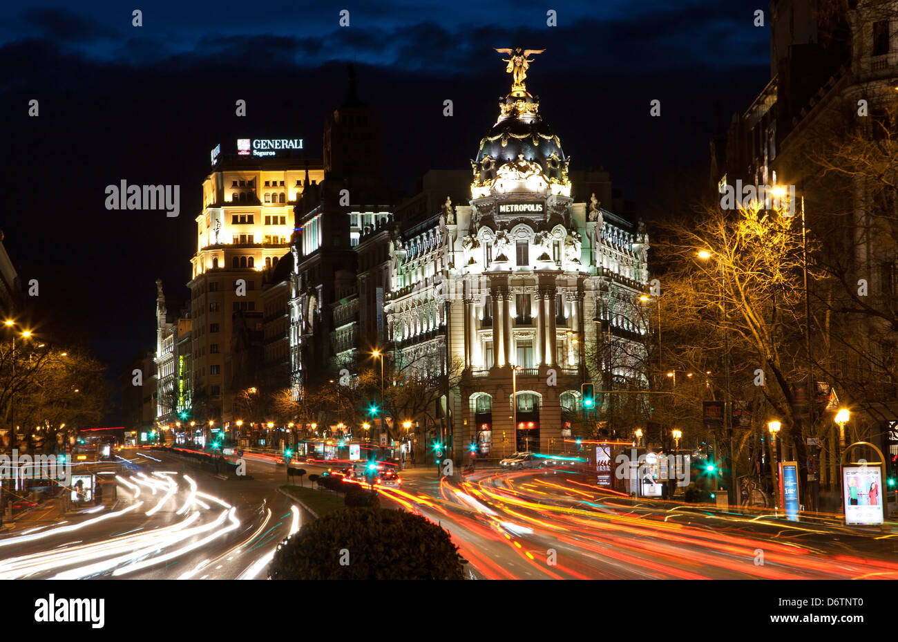 Madrid - Blick von der Plaza de Cibeles in Dämmerung bis Cale de Alcala Straße und Metropolis Gebäude Stockfoto