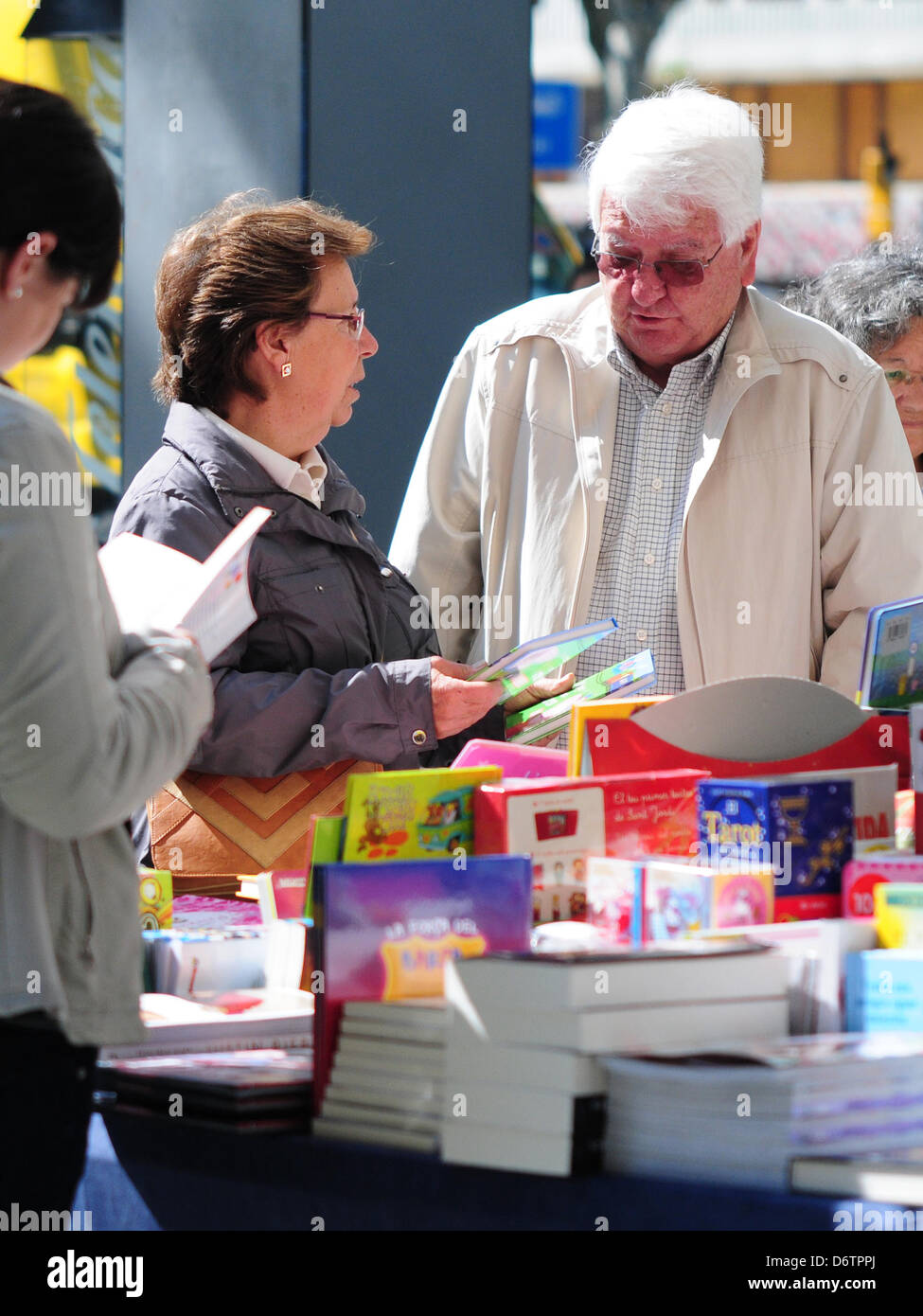 Barcelona, Spanien. 23. April 2013. Sant Jordi 2013: St.-Georgs Feierlichkeiten in Barcelona am 23. April statt. das richtige Buch zu finden. Bildnachweis: Monica Condeminas/Alamy Live-Nachrichten Stockfoto