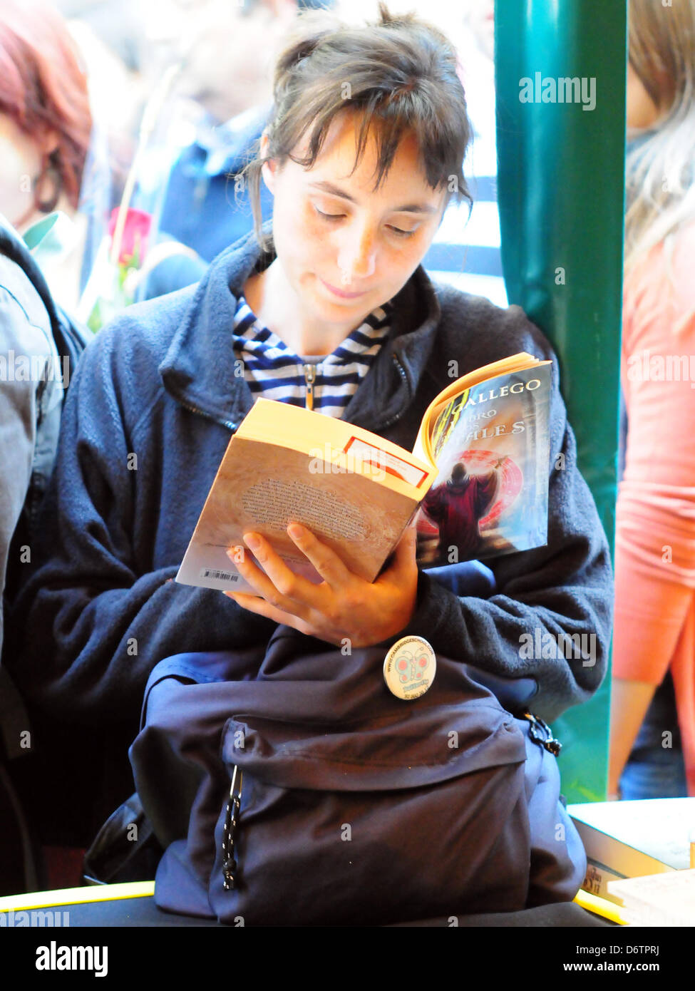 Barcelona, Spanien. 23. April 2013. Sant Jordi 2013: St.-Georgs Feierlichkeiten in Barcelona am 23. April statt. Autoren Bücher signieren und stehen in Kontakt mit ihren Lesern. Bildnachweis: Monica Condeminas/Alamy Live-Nachrichten Stockfoto