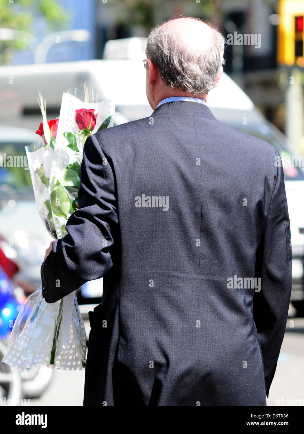 Barcelona, Spanien. 23. April 2013. Sant Jordi 2013: St.-Georgs Feierlichkeiten in Barcelona am 23. April statt. Tradition besagt, dass Männer Frauen Rosen verleihen. Bildnachweis: Monica Condeminas/Alamy Live-Nachrichten Stockfoto