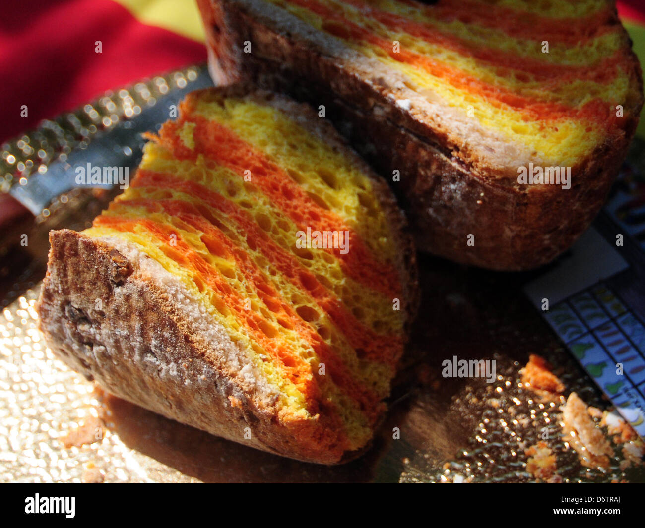 Barcelona, Spanien. 23. April 2013. Sant Jordi 2013: St.-Georgs Feierlichkeiten in Barcelona am 23. April statt. St.-Georgs Brot von der katalanischen Bäcker gemacht. Bildnachweis: Monica Condeminas/Alamy Live-Nachrichten Stockfoto