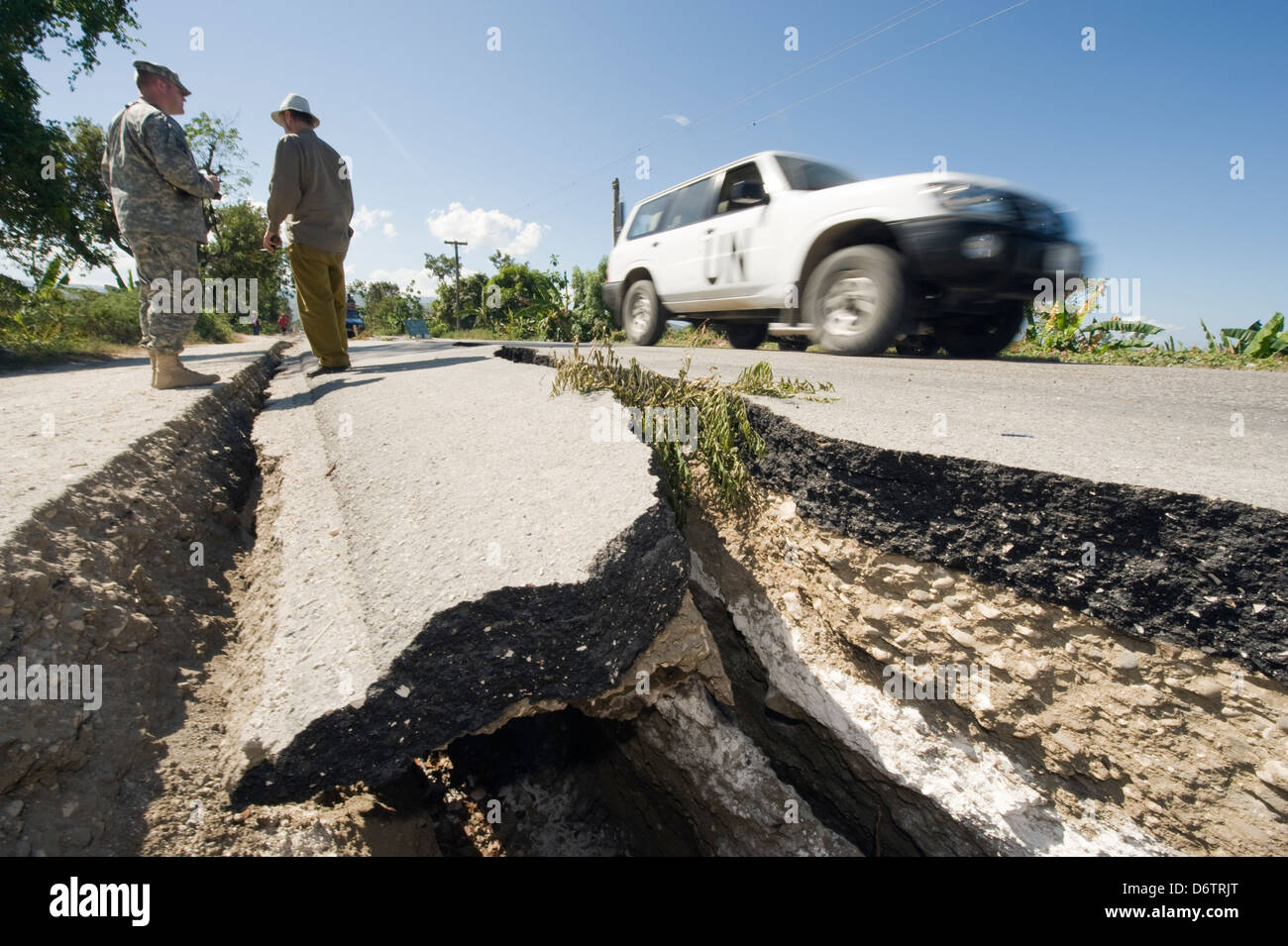 Erdbeben-Risse auf der Straße zwischen Port-au-Prince und Léogâne, Epizentrum des Erdbebens, Januar 2010, Leogane, Haiti, Stockfoto