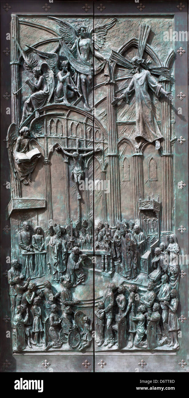 MADRID - März 10: Moderne Bronze Tor der Almudena-Kathedrale des Künstlers Consuelo Perea - Fassade de Balien Stockfoto