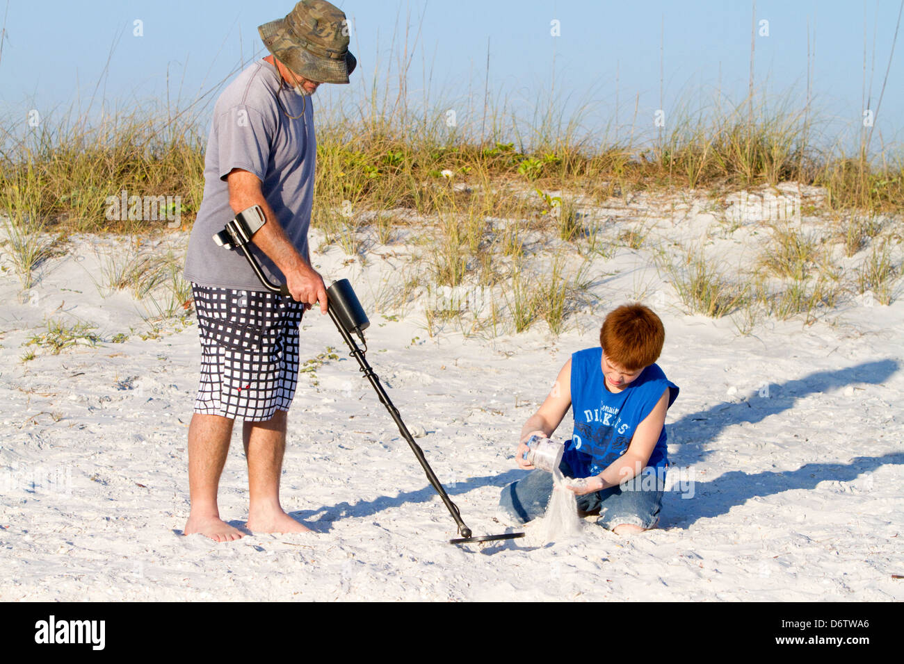 Vater und Sohn mit einem Metalldetektor am Strand an der Golfküste von Florida, USA. Stockfoto