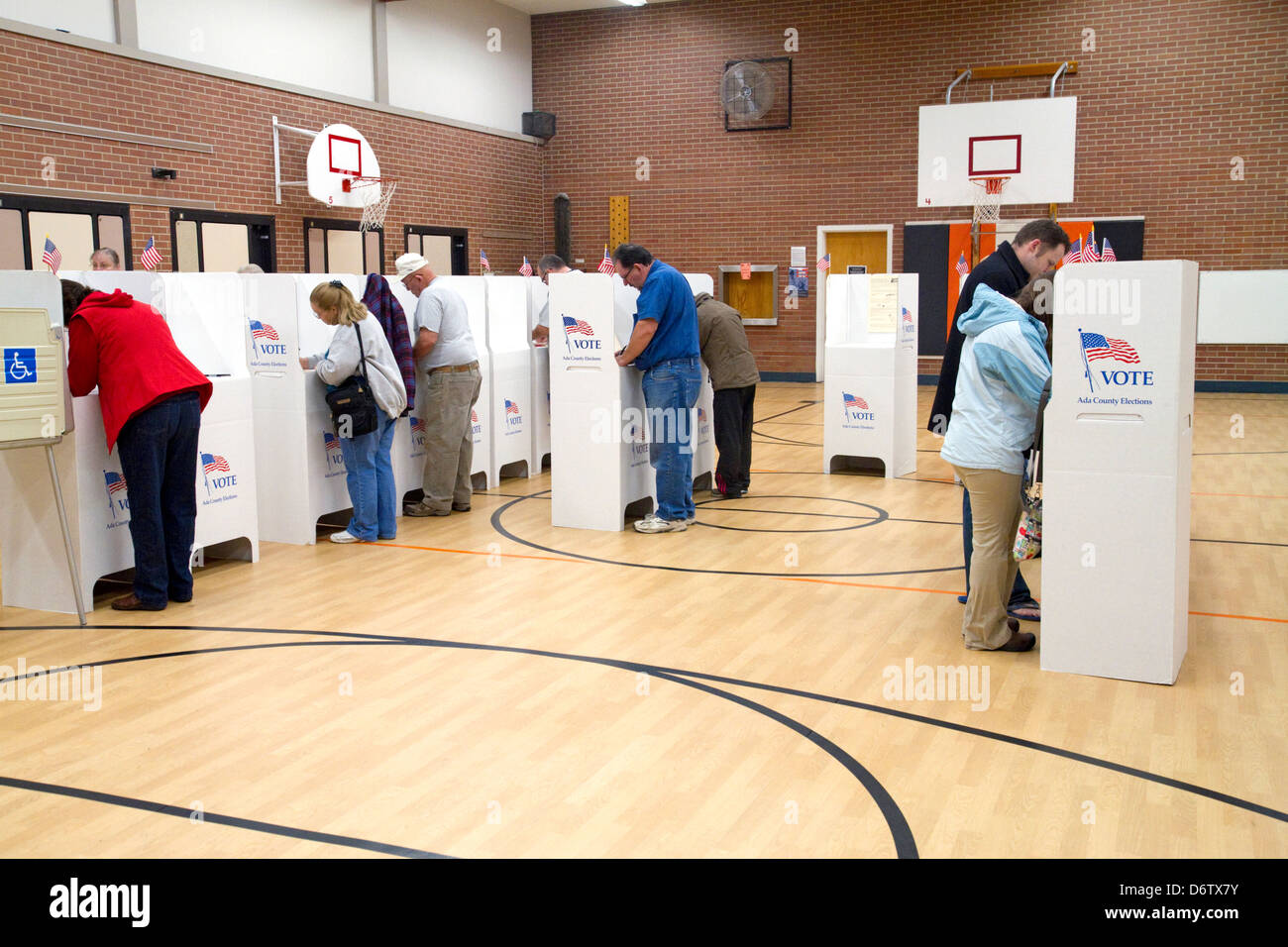 Die Menschen wählen in Karton Wahlkabinen in einem Wahllokal in Boise, Idaho, USA. Stockfoto