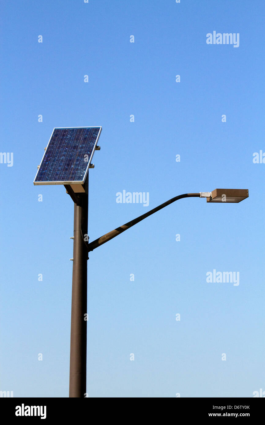 Solarbetriebene Straßenlaterne in Venice, Florida, USA. Stockfoto