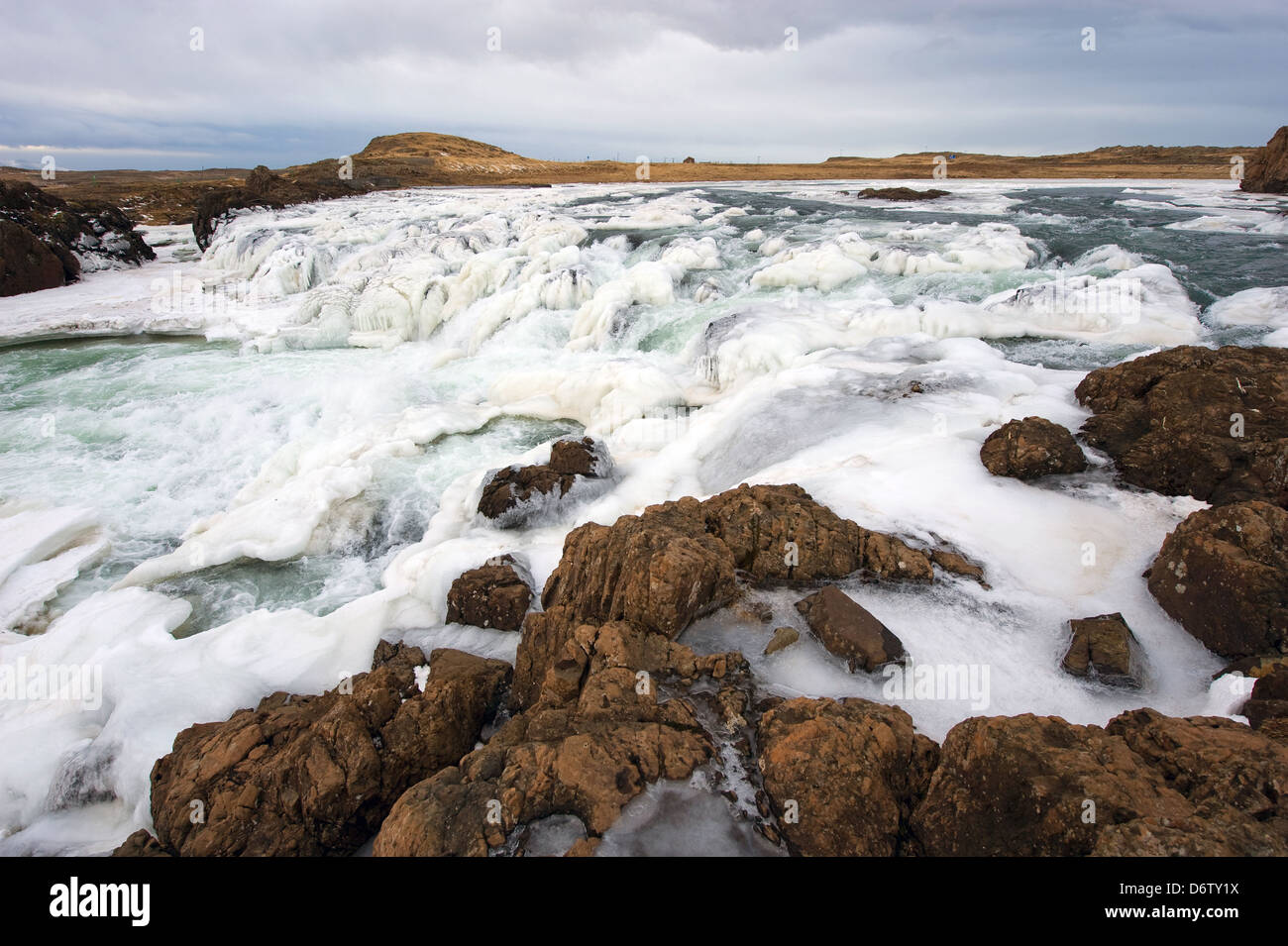 Einem gefrorenen Wasserfall in einem wilden Fluss in Island im winter Stockfoto