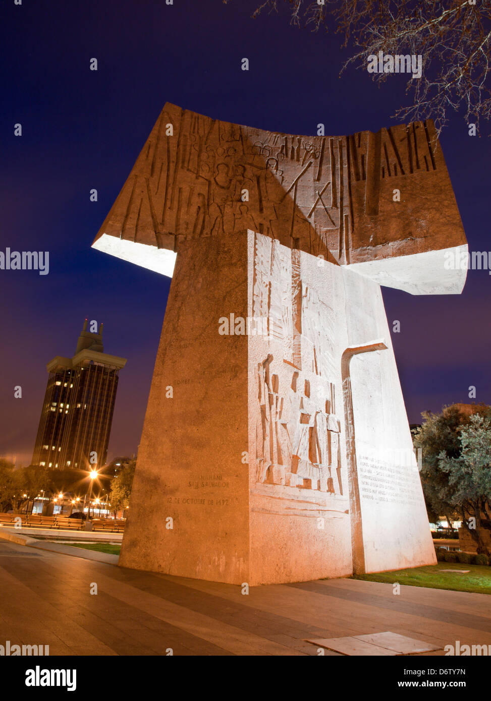 Madrid - ein Teil des Monumento al Descubrimiento de America von Joaquín Vaquero Turcios in Dämmerung Stockfoto