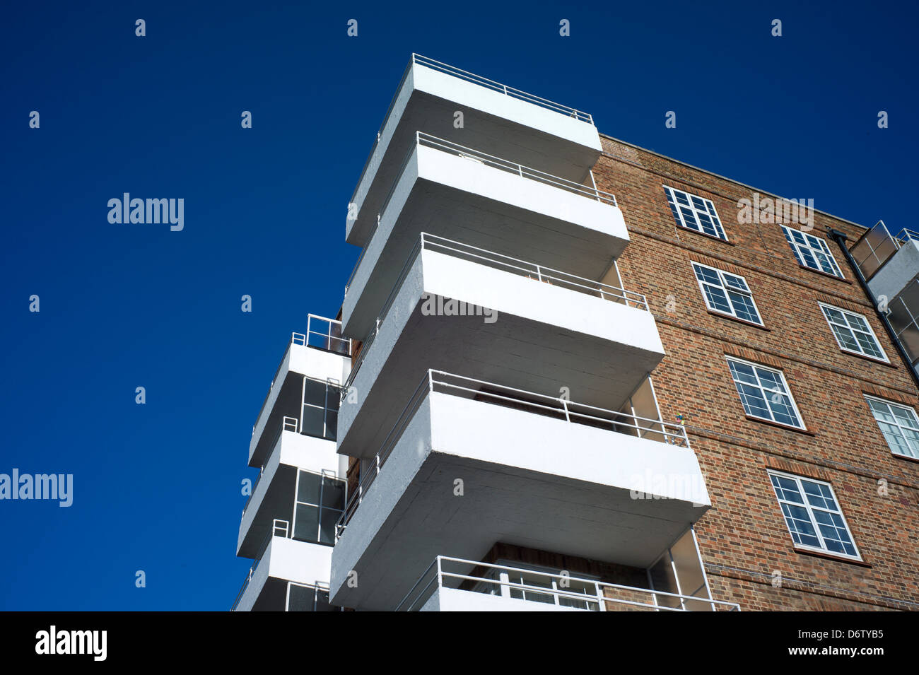 Balkone, Wohnungen, blauer Himmel, Brighton, UK Stockfoto