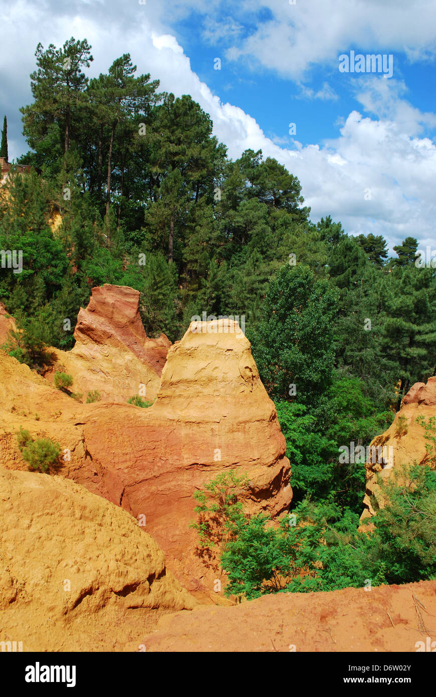 Die ockerfarbenen Wanderung mit roten Klippen im Dorf Roussillon, Provence, Frankreich Stockfoto