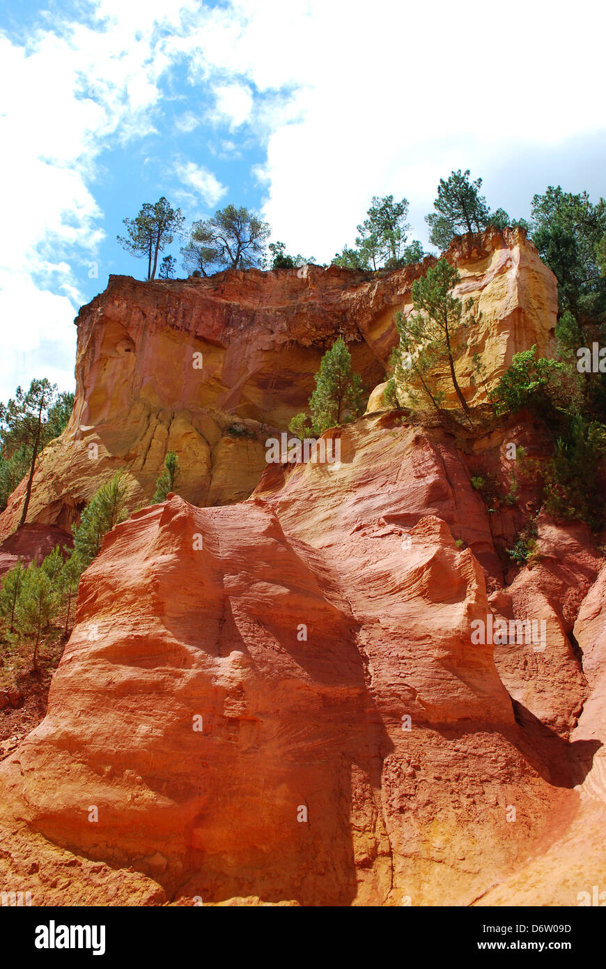 Die ockerfarbenen Wanderung mit roten Klippen im Dorf Roussillon, Provence, Frankreich Stockfoto