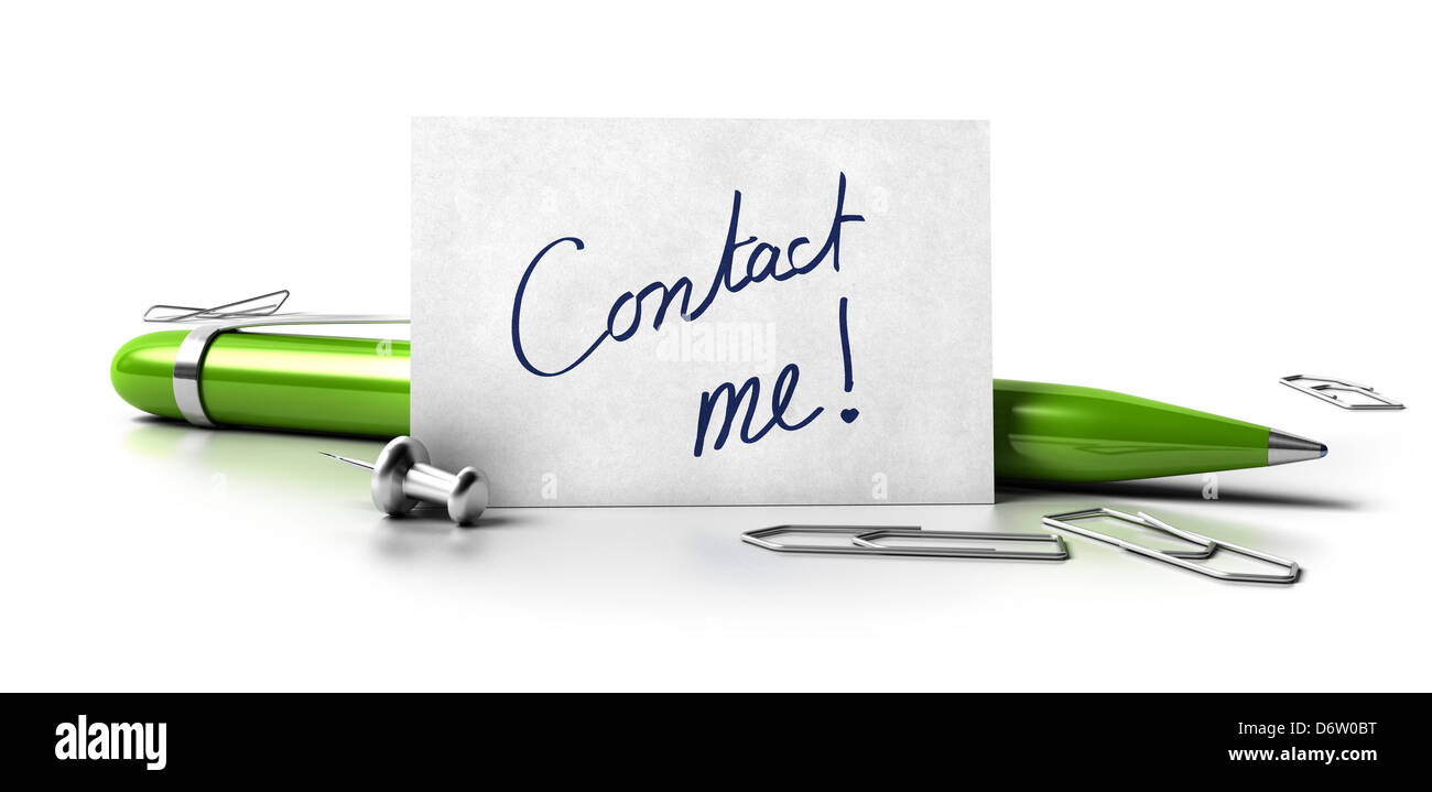 Kontaktieren Sie mich Hanwritten auf eine weiße Visitenkarte, grüne Kugelschreiber, Reißzwecke und Büroklammern über einen weißen Hintergrund mit ref Stockfoto