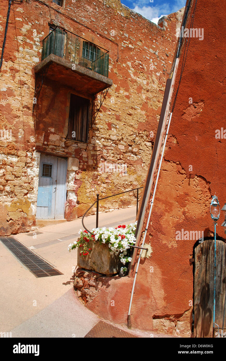 Häuser in Ocker bunten historischen Dorf Roussillon, Provence, Frankreich Stockfoto