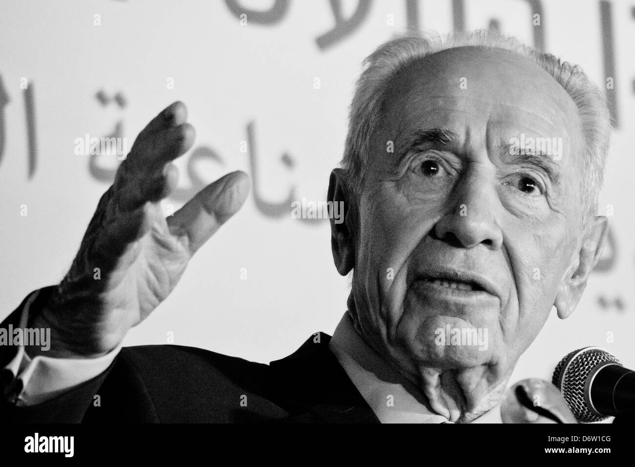 Nazareth, Israel. 23. April 2013. Präsident des Staates Israel, Shimon Peres, spricht von seiner Vision eines neuen Nahen Ostens und seiner Interpretation des arabischen Frühlings bei der Einweihung des neuen Industrieparks von Nazareth. Nazareth, Israel. 23. April 2013.  Die neue Stef Wertheimer Industrial Park, ein Modell der gemeinsamen jüdisch-arabischen Unternehmertum, gebaut mit einer Investition von $ 20 Millionen, die 18.000 qm große Komplex wird voraussichtlich 1.000 Arbeitsplätze schaffen und die lokale Wirtschaft stärken. Bildnachweis: Nir Alon/Alamy Live-Nachrichten Stockfoto