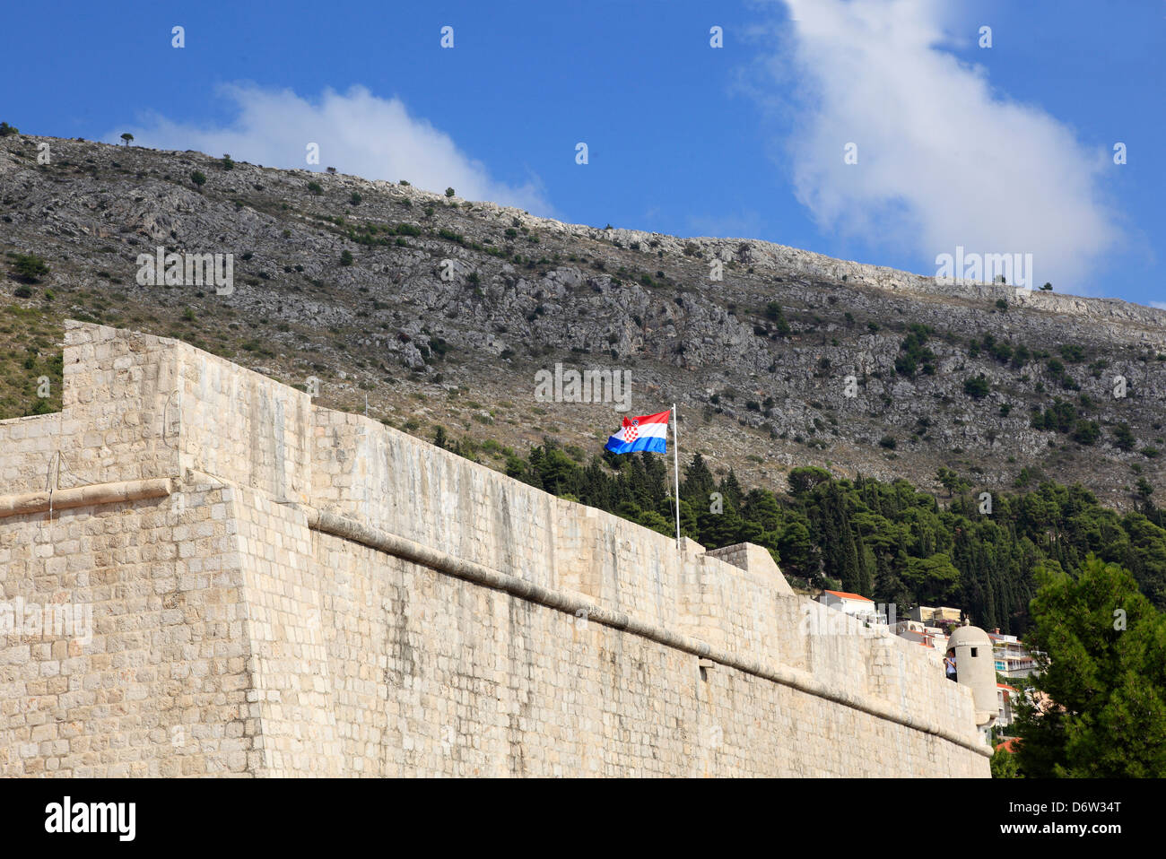 Kroatische Flagge auf Stadtmauer mit Mt Srd, Dubrovnik, Dalmatien, Kroatien Stockfoto