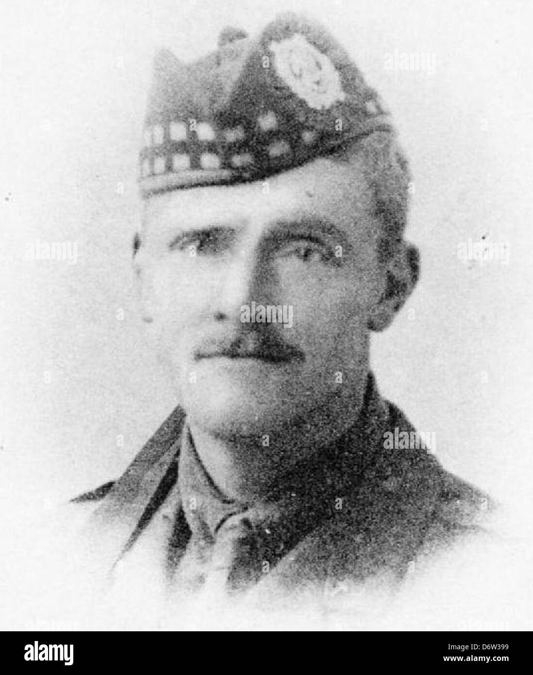 Lieutenant Archibald Charles Watson Buck diente während des Ersten Weltkriegs an der Westfront von 1914 bis 1918 in der britischen Armee. Er war an mehreren Schlüsselschlachten beteiligt und spielte eine Rolle bei den Operationen während des Ersten Weltkriegs, die in militärischen Archiven dokumentiert sind. Sein Dienst ist ein Beispiel für den Einsatz britischer Offiziere während des Konflikts. Stockfoto