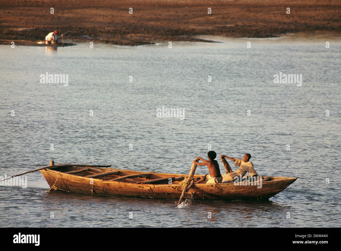 Sudanesen in ihrem Ruderboot am Zusammenfluss des Weissen und des Blauen Nil Flüsse in Khartum. Stockfoto