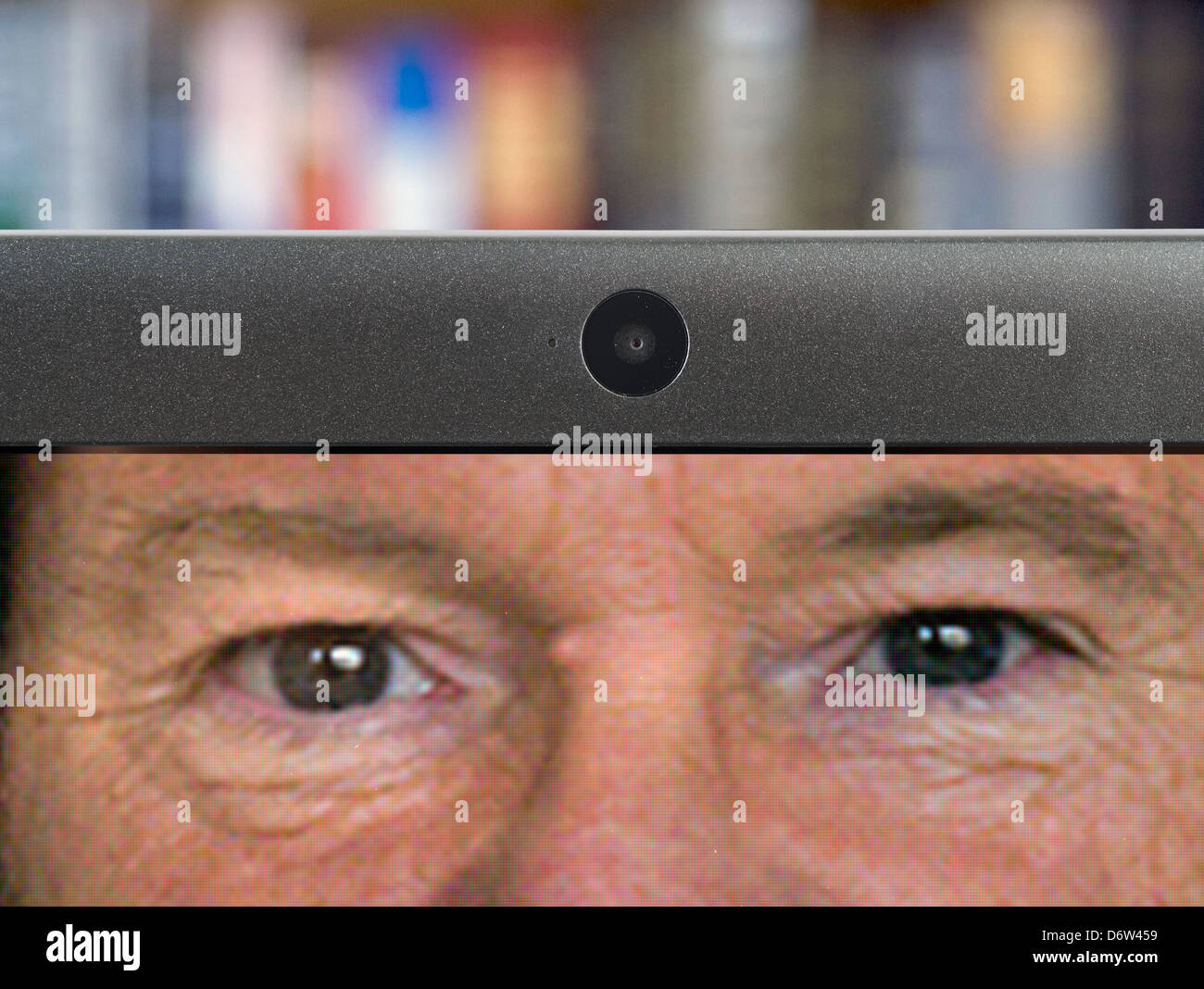 Die Verwendung der Webcam auf einem Laptopcomputer Stockfoto