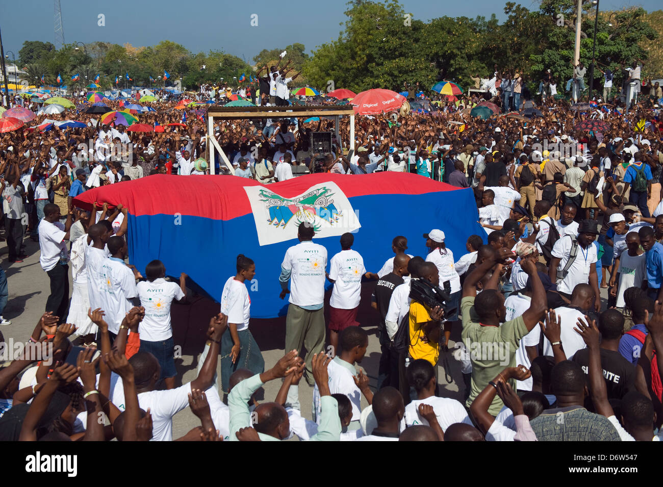 Haitianischen Flagge, Memorial Day Feier 1 Monat nach dem Erdbeben im Januar 2010, Port au Prince, Haiti, Caribbean Stockfoto