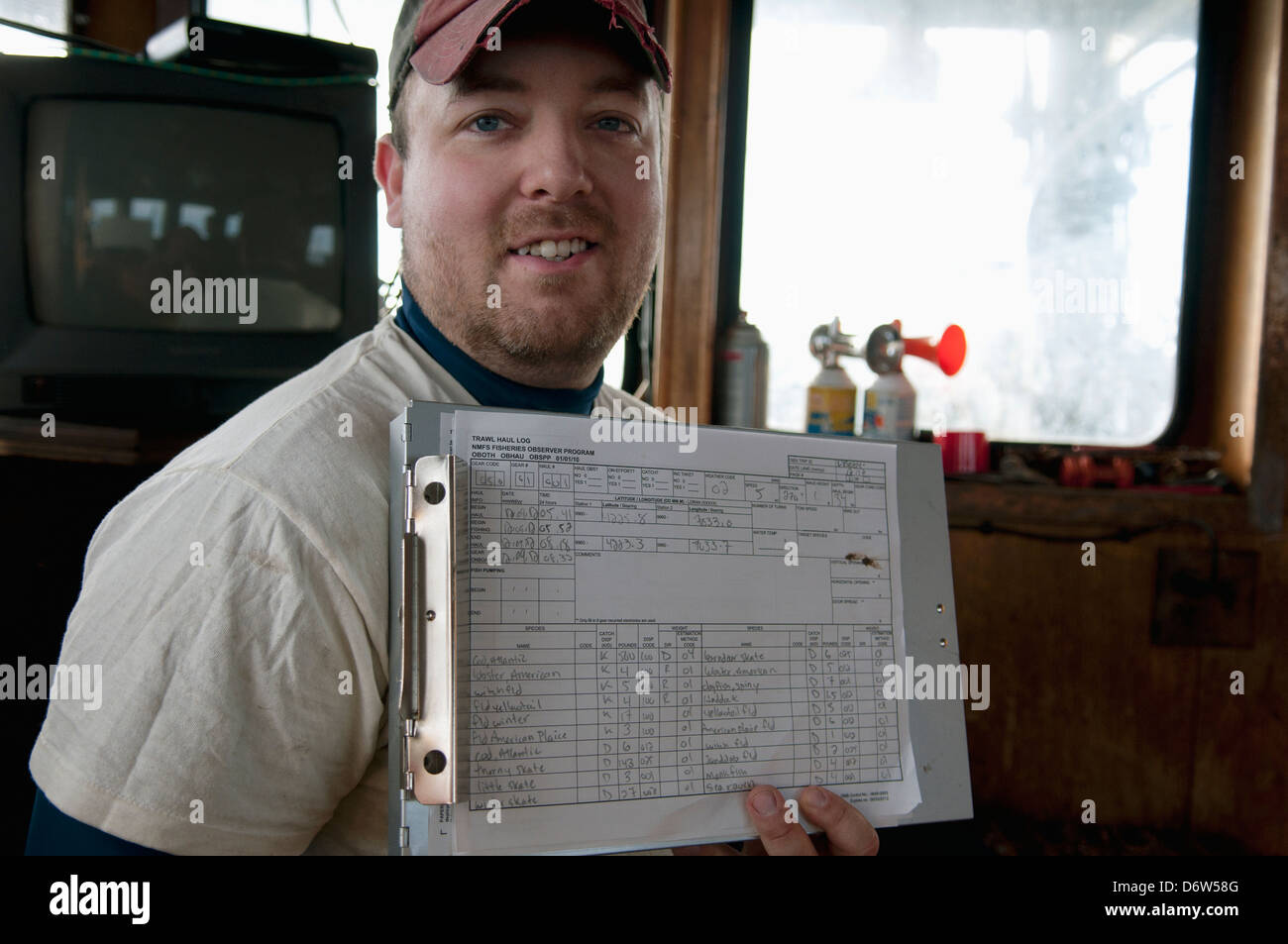 Fischerei Inspektor hält Diagramm mit Haken Details. Stellwagen Banken, New England, Vereinigte Staaten von Amerika, Nord-Atlantik Stockfoto