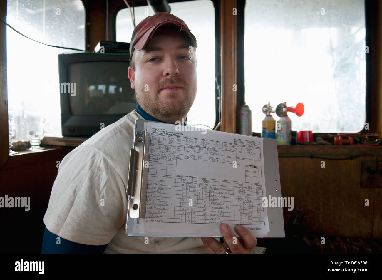 Fischerei Inspektor hält Diagramm mit Haken Details. Stellwagen Banken, New England, Vereinigte Staaten von Amerika, Nord-Atlantik Stockfoto