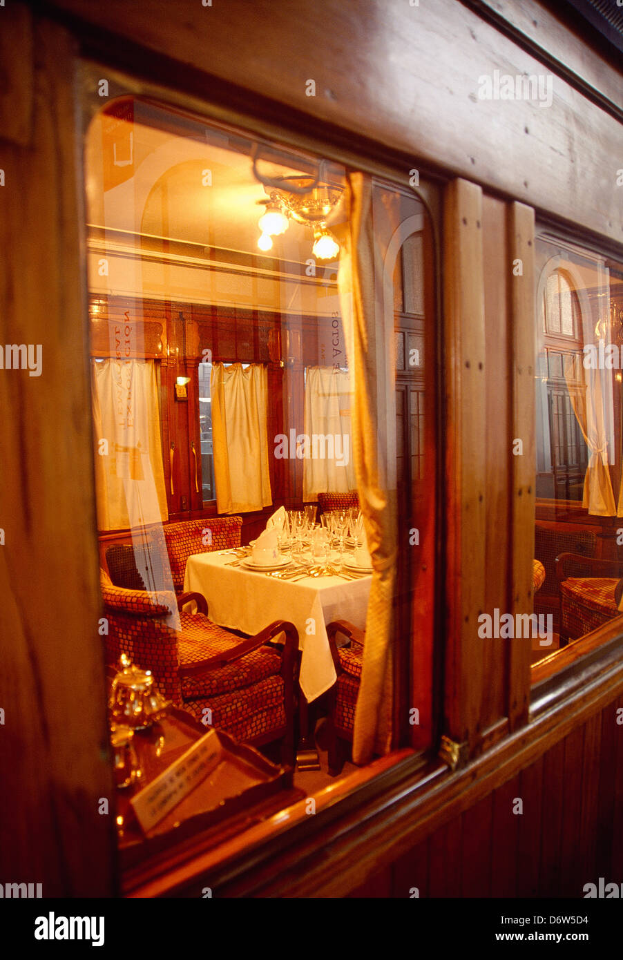 Restaurant Oldtimer, Blick aus dem Fenster. Delicias Railway Station, Eisenbahnmuseum, Madrid, Spanien. Stockfoto