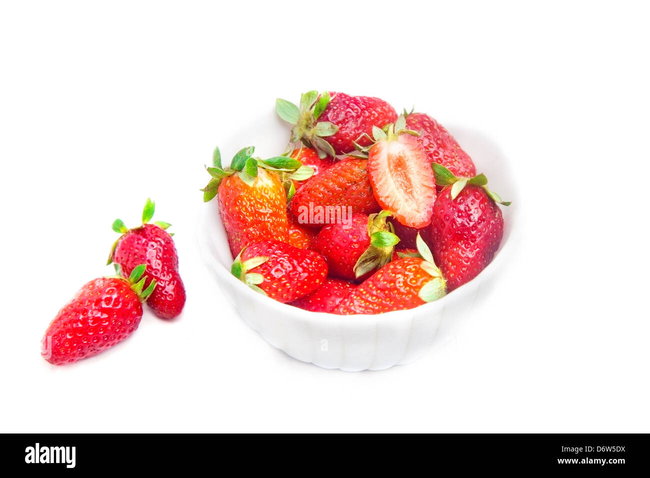 Erdbeeren in Schüssel weiß auf weiß mit Licht Schatten Stockfoto