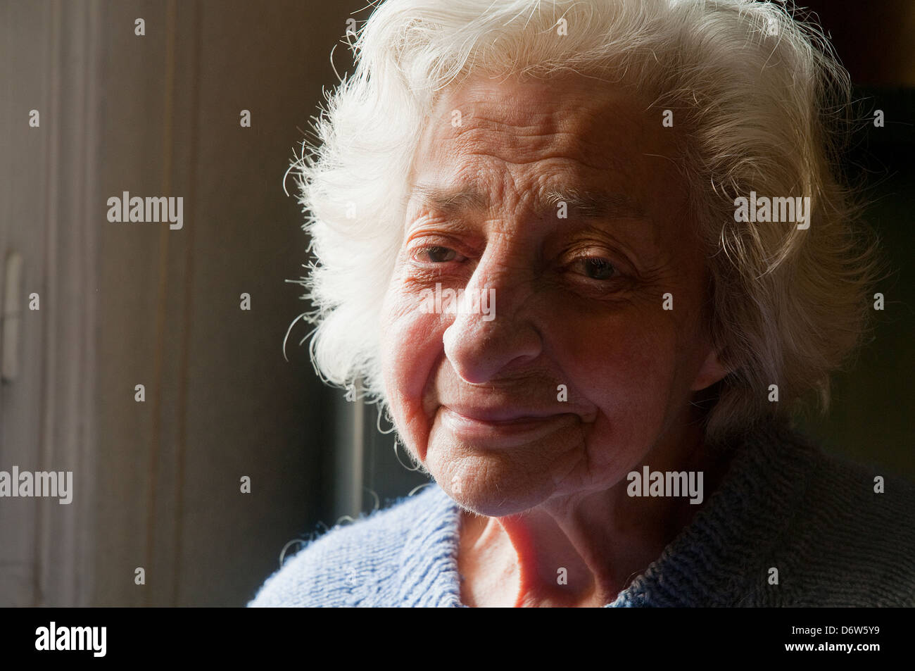 Porträt von alte Frau lächelt und schaut in die Kamera. Schließen Sie die Ansicht. Stockfoto