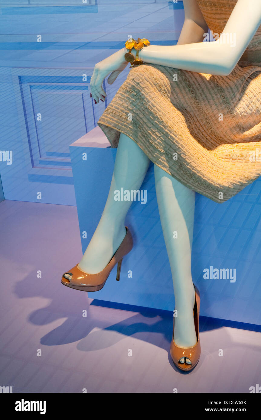 Weibliche Schaufensterpuppe Beine in einem Schaufenster. Stockfoto