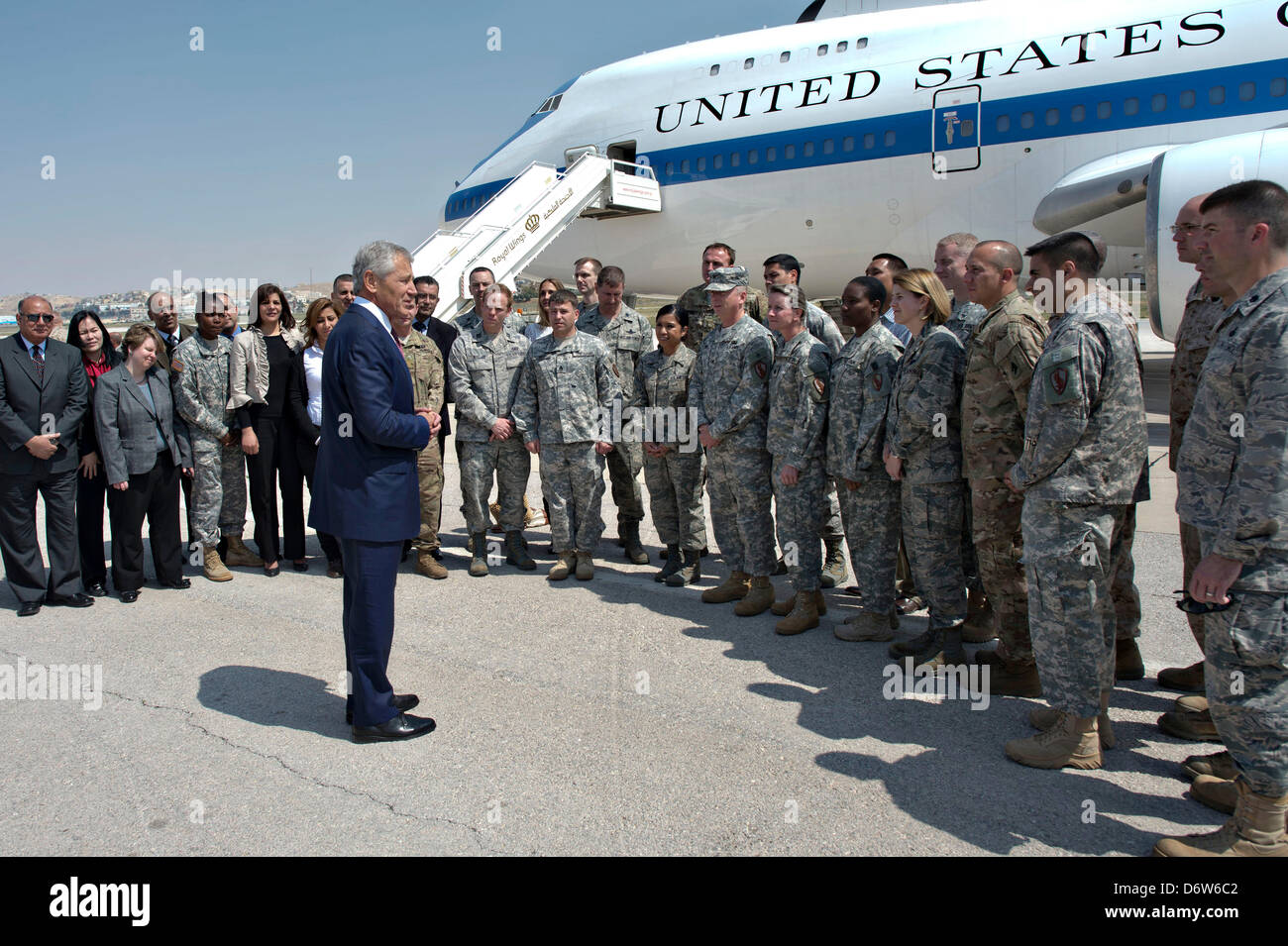US-Verteidigungsminister Chuck Hagel trifft US-Truppen und dankt ihnen für ihren Dienst 23. April 2013 in Amman, Jordanien. Hagel ist in Saudi Arabien auf einer sechstägigen Reise in den Nahen Osten. Stockfoto