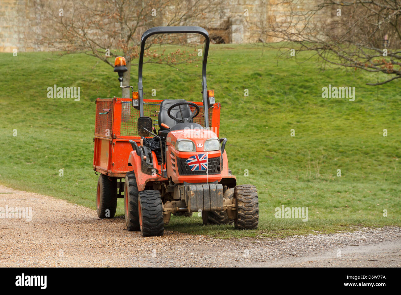 Ein Union Jack britische Flagge auf der Vorderseite des kleinen roten Traktor Rasenmäher Rasenmäher Stockfoto