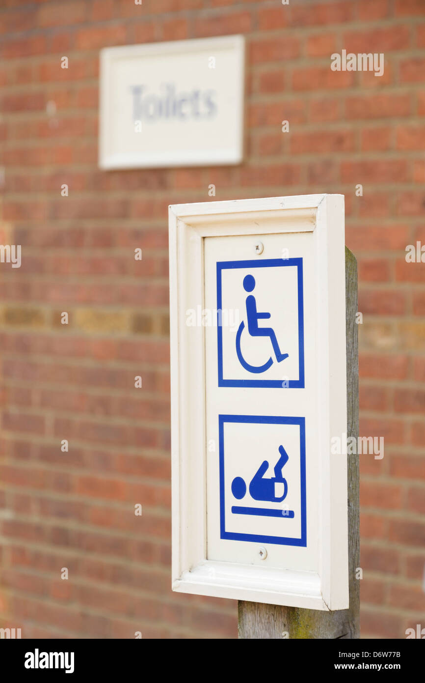 Ein Behinderten Behinderte Baby ändern wechselnden Zimmer WC Toiletten werden aus Holz Holz Zeichen feststellen Stockfoto