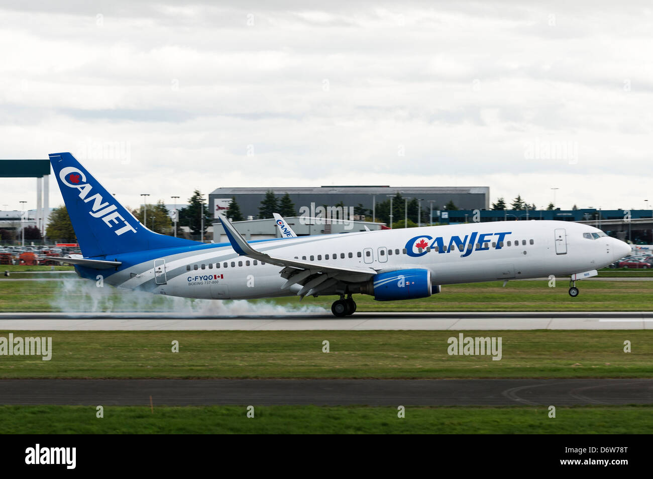 CanJet Airlines Boeing 737 Flugzeug landet auf dem internationalen Flughafen Vancouver, Kanada. Stockfoto