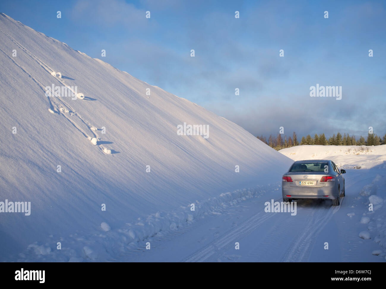 Toyota Avensis 2011 2.0 D4D auf Landstraße, Finnland Stockfoto