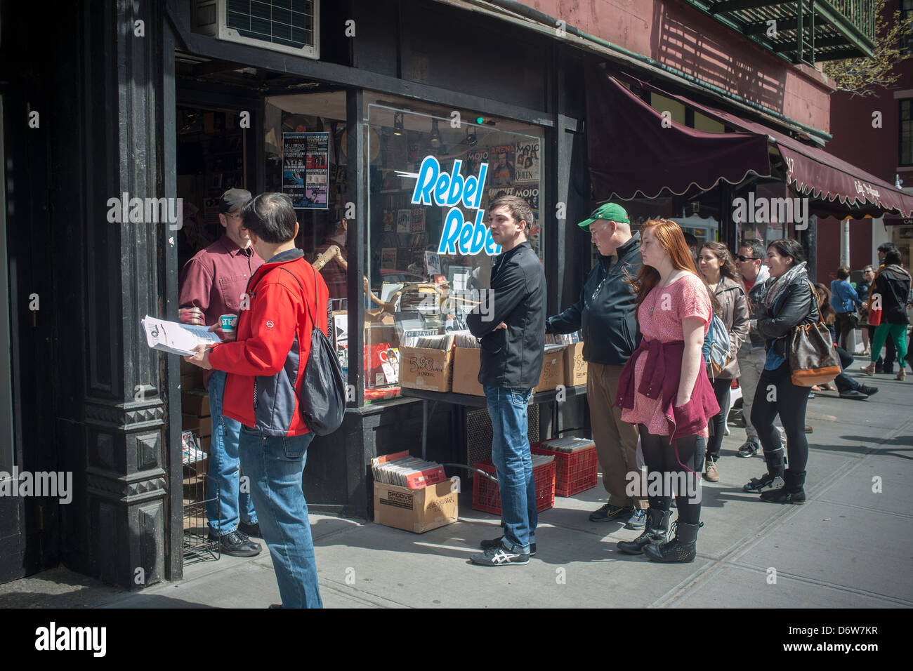 Shopper Line-up außen Rebel Rebel Records auf Bleecker Street im Stadtteil Greenwich Village in New York Stockfoto