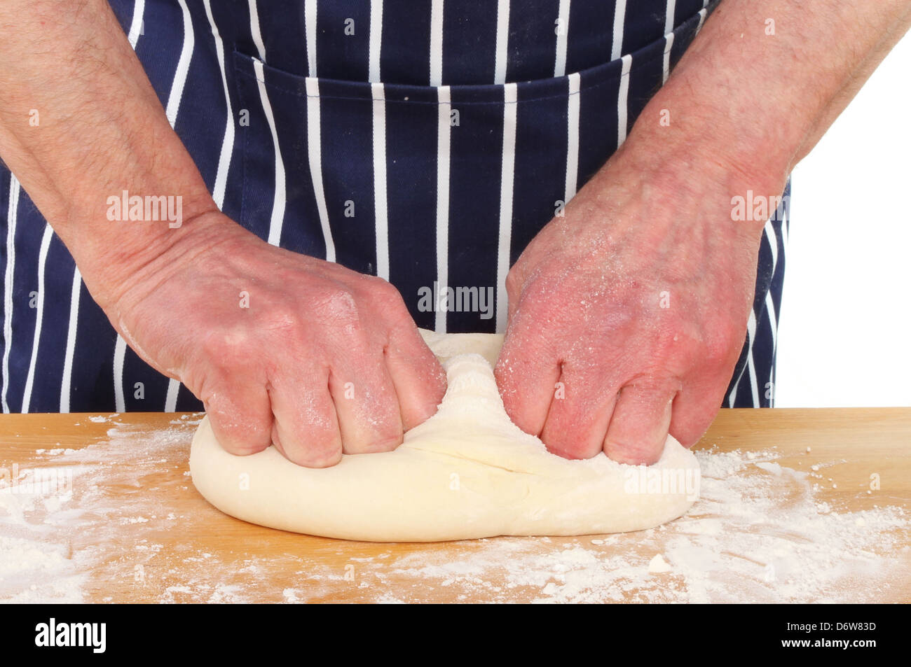 Paar von männlichen Händen kneten von Brotteig auf einer Küchenarbeitsplatte Stockfoto