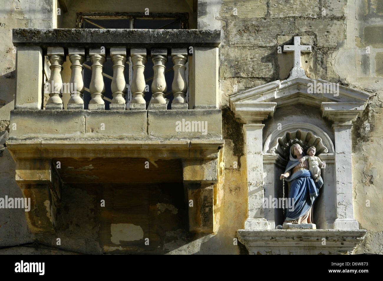 Sculpted religiöse Figur auf einem Gebäude in Mdina auch durch seine Titel Citta Vecchia oder Città Notabile, eine befestigte Stadt in der nördlichen Region von Malta bekannt Stockfoto