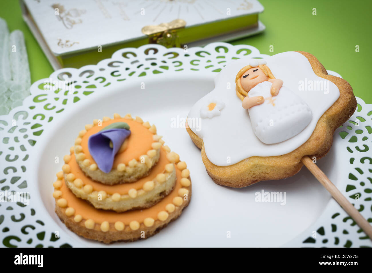 Cookies für eine Erstkommunion dekoriert mit fondant Stockfoto