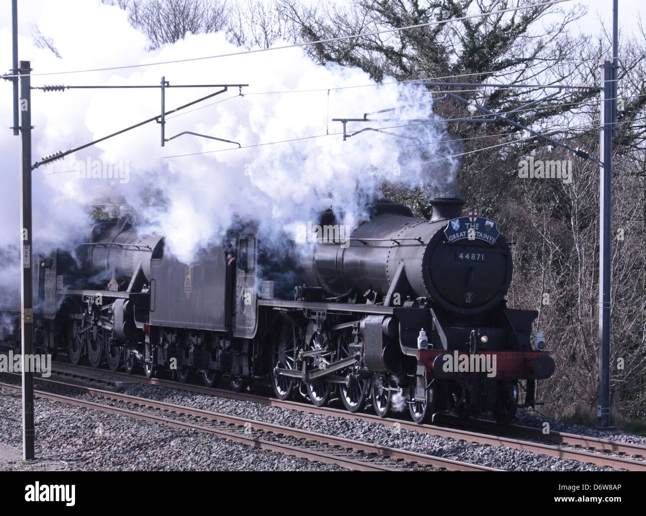 Great Britain VI Dampf Railtour Richtung entlang der West Coast Main Line in Richtung Lancaster, gezogen von zwei Stanier schwarz Fünfer. Stockfoto