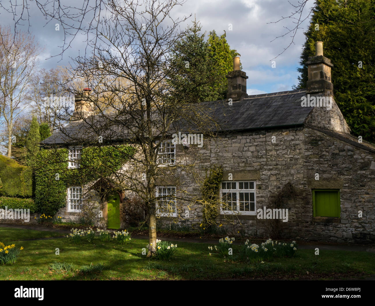 ASHFORD-IN-THE-WATER, DERBYSHIRE, Großbritannien - 18. APRIL 2013: Pretty Cottage in the Village Stockfoto