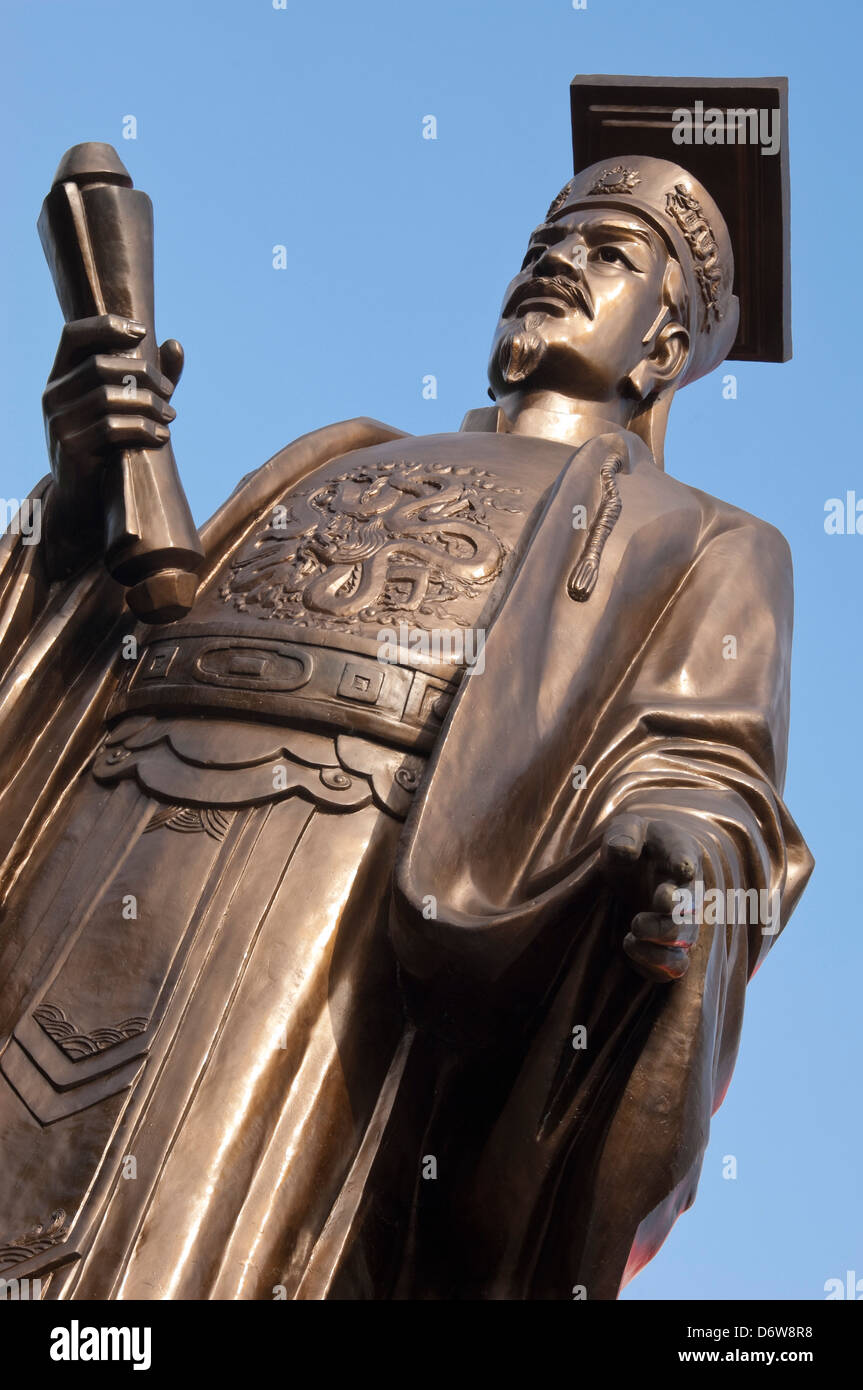 Vertikale Nahaufnahme der Statue des vietnamesischen Kaiser Lý Thái Tổ aka Lý Công Uẩn, Hanoi vor blauem Himmel gegründet. Stockfoto