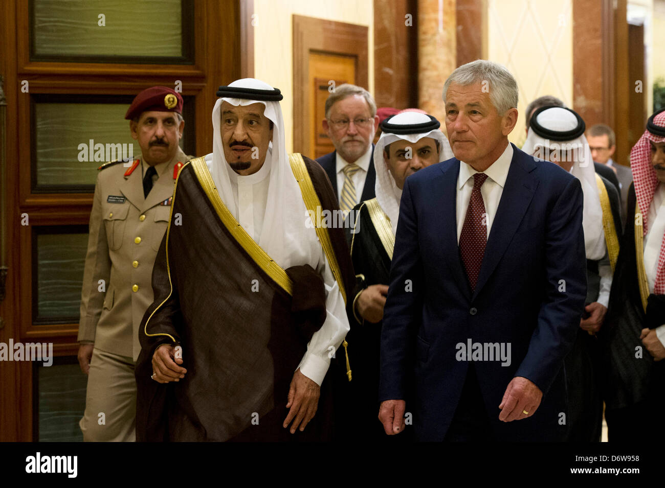 US-Verteidigungsminister Chuck Hagel mit Kronprinz und Minister der Verteidigung Salman bin Abdulaziz al Saud 23. April 2013 in Riyadh, Saudi Arabien geht. Hagel ist in Saudi Arabien auf einer sechstägigen Reise in den Nahen Osten. Stockfoto