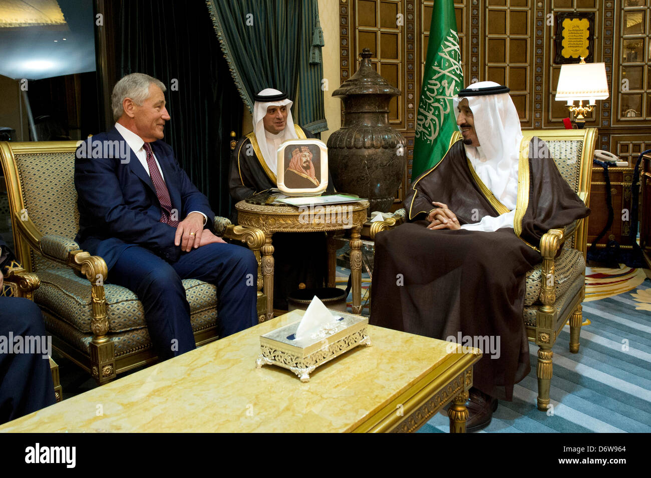 US-Verteidigungsminister Chuck Hagel mit Kronprinz und Minister der Verteidigung Salman bin Abdulaziz al Saud 23. April 2013 in Riyadh, Saudi Arabien trifft. Hagel ist in Saudi Arabien auf einer sechstägigen Reise in den Nahen Osten. Stockfoto