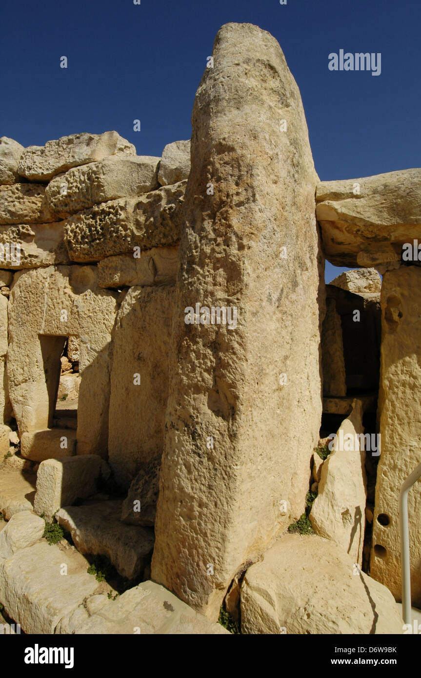 Große Platten aus Kalkstein. Der Mnajdra megalithischen Tempel Komplex, die zu den ältesten religiösen Ort auf der Erde, um den vierten Jahrtausend v. Chr. erbaut und von coralline Kalkstein an der südlichen Küste der Insel im Mittelmeer von Malta gemacht wird Stockfoto