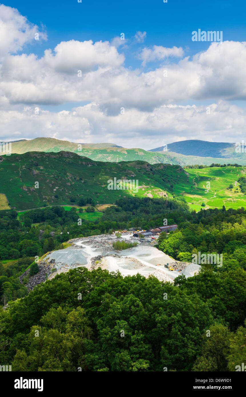 Das Schieferbergwerk in Elterwater im Lake District betrachtet von Lingmoor Fell, Cumbria, England. Stockfoto