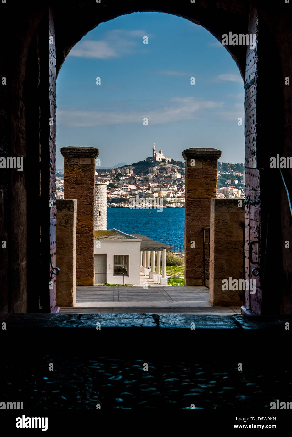 Marseille - Frankreich: Chateau d'If - architektonisches Detail mit Marseille chathedral im Hintergrund Stockfoto