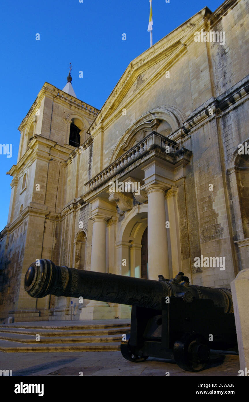 Cannon vor dem 17. jahrhundert Römisch-katholische St. John's Co-Cathedral St. Johannes der Täufer in Valletta, die Hauptstadt von Malta Insel gewidmet Stockfoto