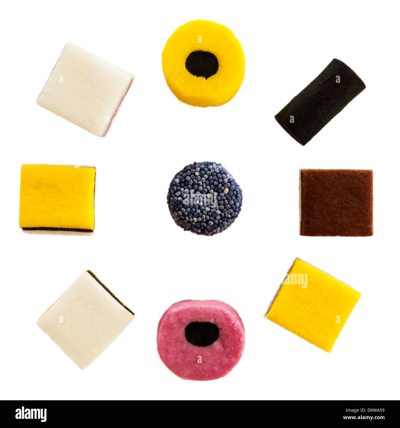 Eine Auswahl an Liquorice Allsorts Süßigkeiten Süßigkeiten auf weißem Hintergrund Stockfoto