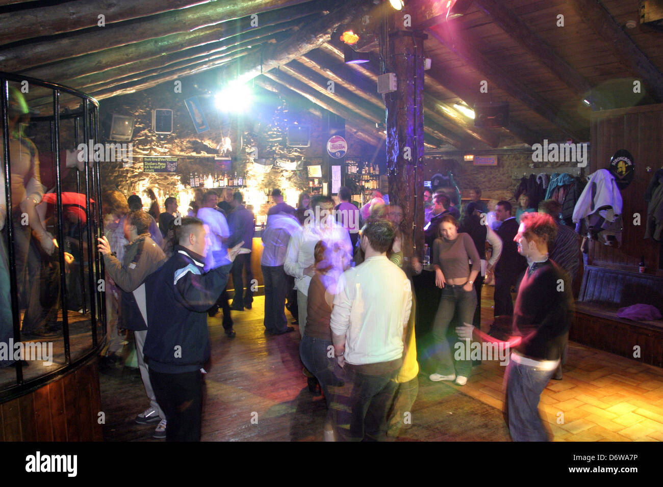 Andorra, Soldeu, Menschen tanzen in der Disco Pussycat Bar Stockfoto