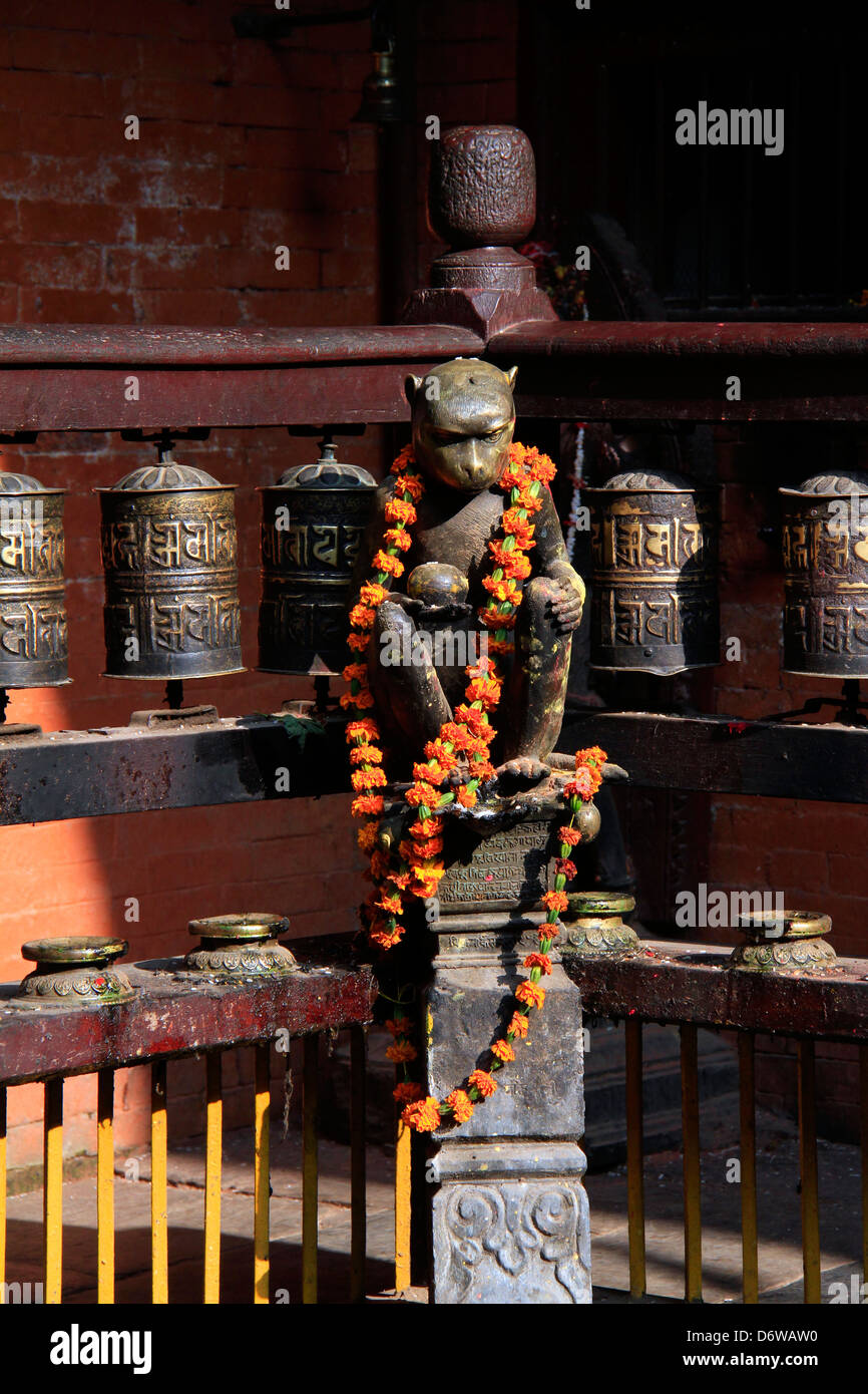 Skulptur Bronze Affen mit Blume Akantus in buddhistischen Tempel in Kathmandu, Nepal Stockfoto